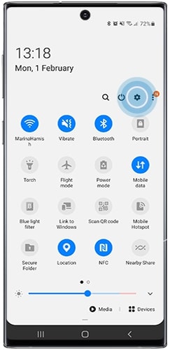 Captura de tela de telefone Samsung destacando o menu Configurações no Painel de Notificações