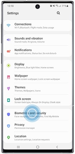 لقطة شاشة لهاتف Samsung توضح خيار Biometrics and security في Settings 