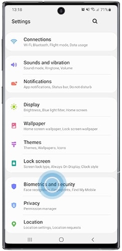 Снимок экрана телефона Samsung, подчеркивающий опцию Биометрия и безопасность в Настройках 