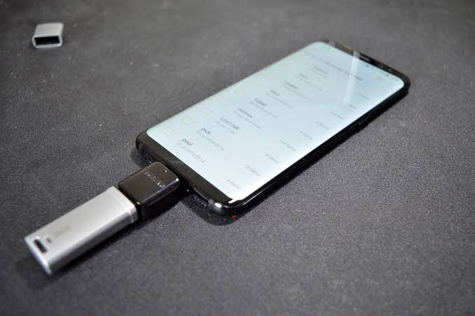 перенос фотографий с Samsung S10 на USB-накопитель