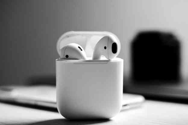 Airpods de Apple en estuche de carga