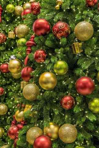 Рождественская елка с украшениями и гирляндами 