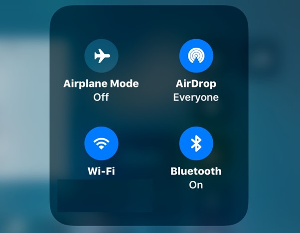 Sull'iPhone 15, attivare il Bluetooth WiFi Airdrop. 