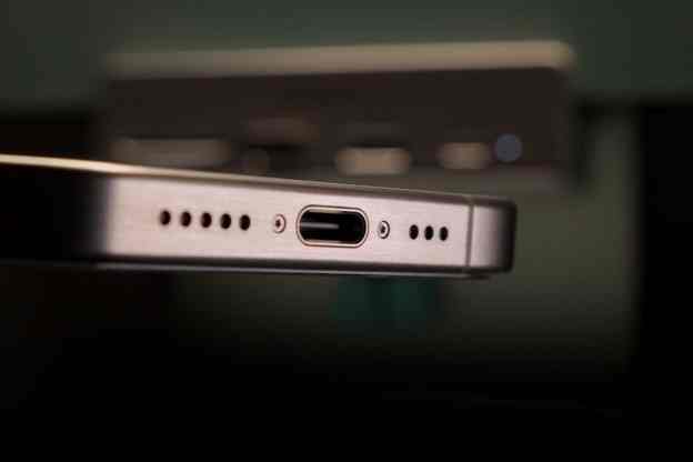 مقارنة تفصيلية بين منفذ USB-C وLightning في iPhone 15