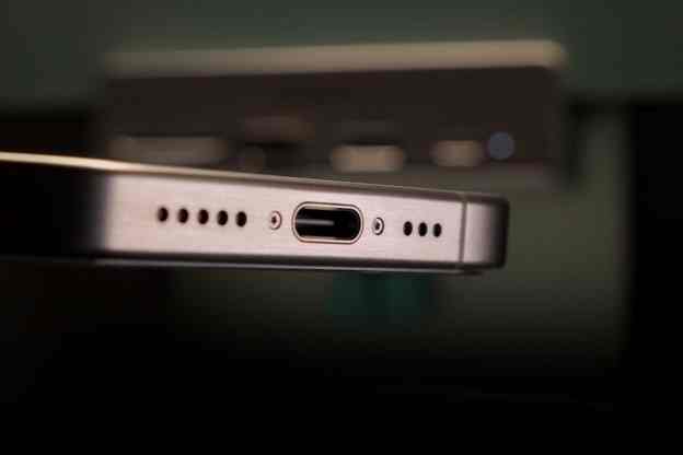 iPhone 15 USB-C vs. Lightning: Un confronto dettagliato