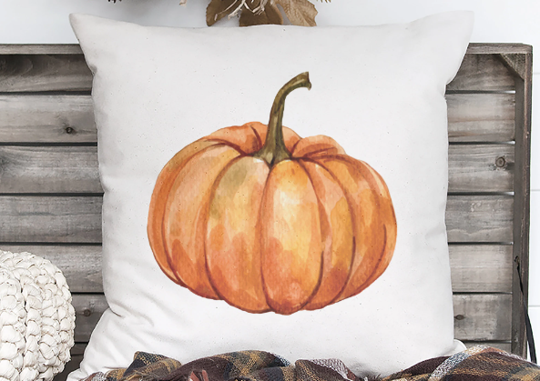 una almohada cubierta con una calabaza