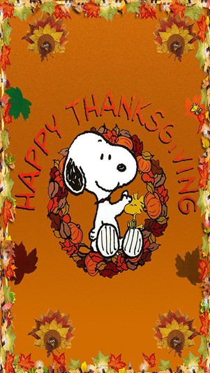 Texto de Feliz Acción de Gracias sobre fondo oscuro rodeado de comida
