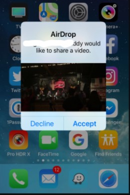 pulsa aceptar en el dispositivo receptor para recibir el video enviado por AirDrop