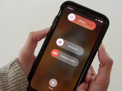 reinicie o iphone para corrigir um problema de chamada do whatsapp que não aparece na tela