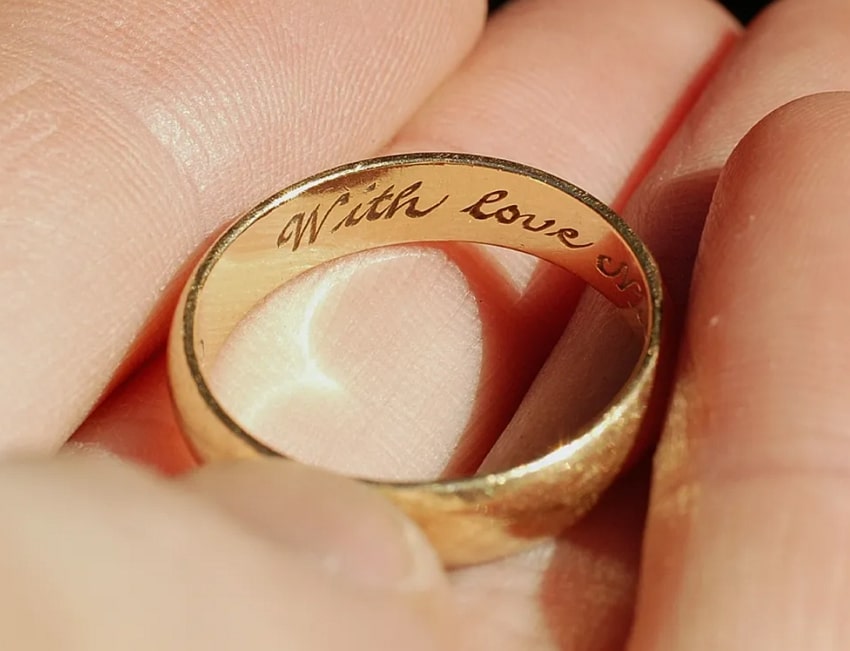 custom engraved jewelry idea 